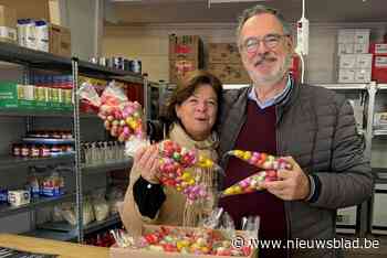 Zwemclub schenkt paaseieren aan armoedeorganisatie