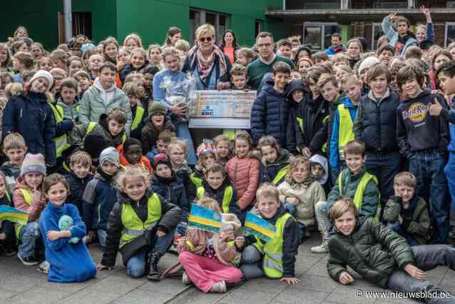 Leerlingen steunen basisschool in Rwanda met cheque van 1.800 euro