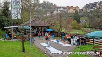 Minigolf-Anlage Wildberg: Trotz des Wetters kommen viele Gäste zur Eröffnung