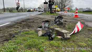 Flinke vertraging op spoor in de provincie: automobilist botst op spoorwegovergang