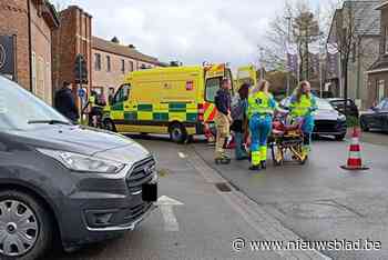 Fietser zwaargewond na aanrijding met auto: man wordt over motorkap gekatapulteerd