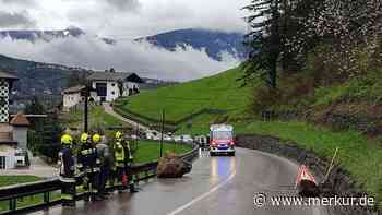 Unwetter in Italien: Felsen stürzen auf Alpen-Hauptstraßen in Südtirol vor Autos