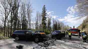 Drei Erwachsene und zwei Kinder teils schwer verletzt – erneut schlimmer Unfall auf B306