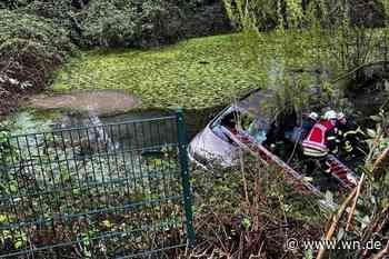 Mann fährt mit Auto rückwärts Abhang runter und landet in Teich