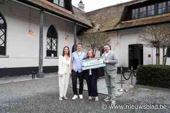 Chloé en Robin winnen reischeque ter waarde van 5000 euro bij De Groene Jager