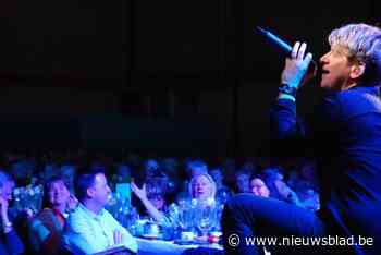 Senioren genieten van optreden Lindsay en Gene Thomas