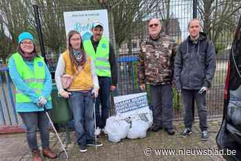 Vlaams Belang Herselt ruimt zwerfvuil op in omgeving van voetbalveld van Ramsel