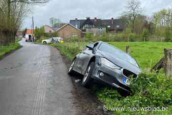 Vrouw eindigt met wagen in gracht en moet worden bevrijd: “De oorzaak is voorlopig nog onduidelijk”