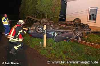 Mercedes fällt zwei Strommasten