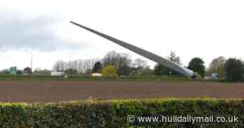 Traffic builds in Hull area as wind turbine blade on lorry leads to delays