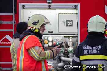 Geparkeerde auto beschadigd tijdens brandweerinterventie voor losliggende dakpannen