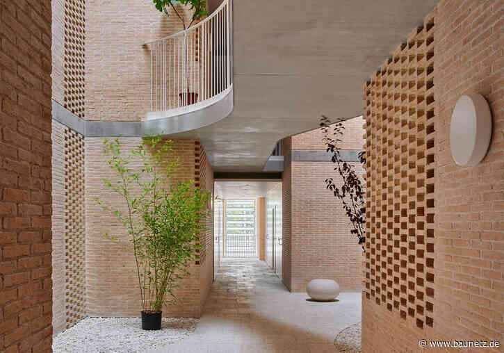 Lebendiges Atrium in Barcelona - Wohnungsbau von Peris+Toral Arquitectes