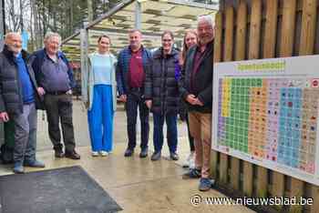 Bord laat kinderen met beperking in speeltuin communiceren