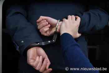 Man die vastgoed- en advocatenkantoor belaagde nu ook veroordeeld voor smaad en slagen aan politie: 50 uur werkstraf