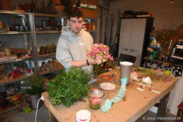 Laurens (18) startte eigen atelier bloemsierkunst: “Passie voor bloemen begon na dood van mijn broer Mathias”