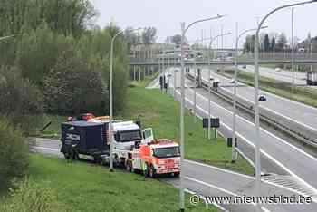 Afrit E403 afgesloten door vrachtwagen in schaar