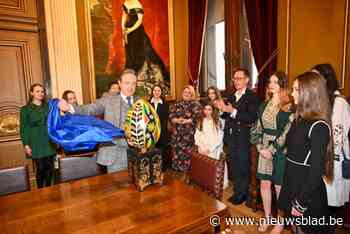 Oekraïense vluchtelingen bedanken stad en burgemeester met traditioneel, vergulde paasei: “We willen onze dankbaarheid tonen”