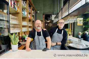Buurtbewoners George en Barth openen ‘George’s Bar’ op Nieuw Zuid: “De buurt een hart en ziel bezorgen”