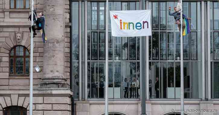 Protestbanner gegen Genderverbot an Staatskanzlei gehisst