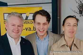 N-VA Zwevegem stelt twee witte konijnen voor