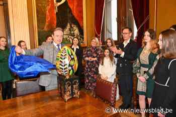 Oekraïense vluchtelingen bedanken stad en burgemeester met traditioneel, verguld paasei: “Alle regio’s op één pisanka”