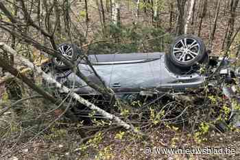 Auto vliegt over vangrail op E314 in Maasmechelen en belandt op dak in berm