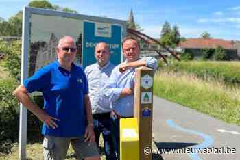 Nieuwe wegwijzers gidsen bedevaarders voortaan door Denderleeuw naar Santiago de Compostela