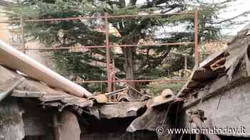 Addio al tetto di nylon. Il Comune ripara il buco nel palazzo "squarciato"