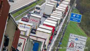 Blockabfertigung verursacht 27 kilometerlangen Stau: Lkw blockiert Rettungsgasse