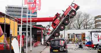 Expert reageert op beelden omgekiepte hijskraan bij KFC: ‘Machinist maakte waarschijnlijk één fout’