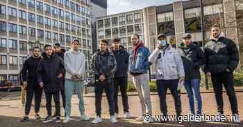 Om 17.00 uur staan agenten aan de deur: Saleh, zijn vrouw en hun kat moeten de opvang meteen verlaten