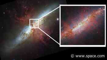James Webb Space Telescope gets to the heart of a smoking starburst galaxy (images)