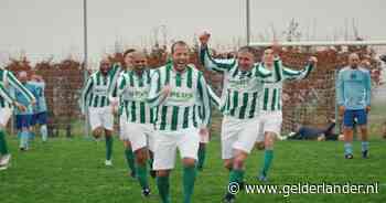 Nico is chef groente van de Plus in Borculo en speelt in een team met Rafael van der Vaart