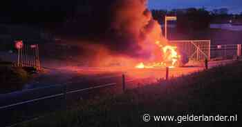 Auto vliegt in brand na eenzijdig ongeval: inzittenden weten op tijd te ontsnappen