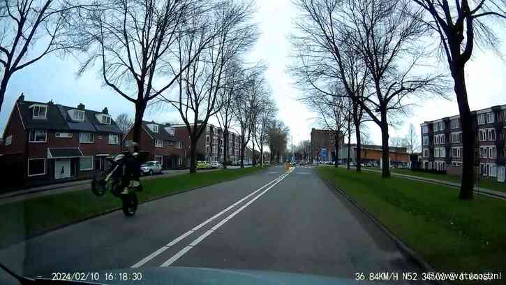 VIDEO | Oost op het Asfalt: à la Bennie Jolink met de crossmotor op achterwiel dwars door de stad