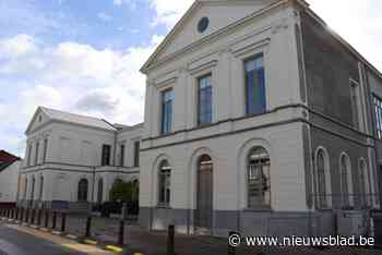 Weghalen schutting toont nu resultaat restauratie van oude Rijksschool. “beeldbepalend in het centrum van de gemeente”