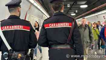 "C'è un uomo armato di coltello in metro": scatta l'allarme e intervengono i carabinieri