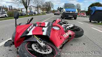 Unfall in Edling - Motorradfahrer kracht in Auto: Eine Person verletzt