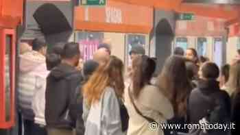Pickpocket a Roma, sorprende borseggiatrici nella metro A e viene accerchiato