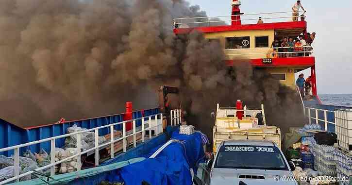 Thailand: Passagierfähre zur Urlaubsinsel Koh Tao brennt