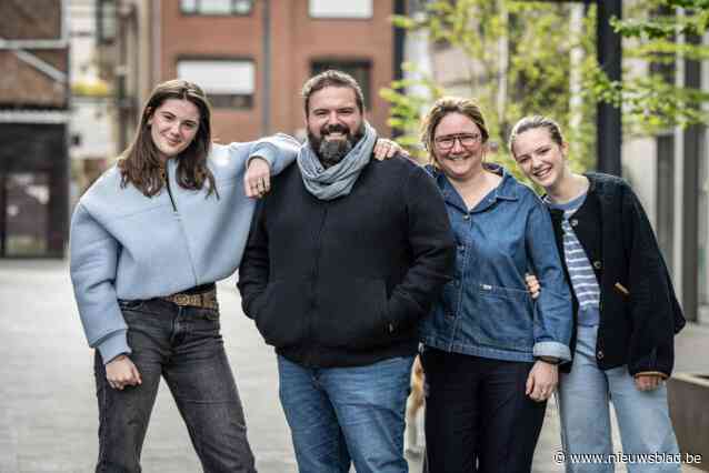 Christophe (43) schopt het tot liveshows van ‘The Voice’: “Mijn dochters gingen zelfs al op zoek naar liedjes die goed bij me zouden passen”