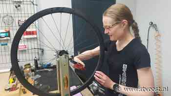 Bij monteur Linda draait alles om wielen: "Denk dat ik enige vrouw ben die dit werk doet"