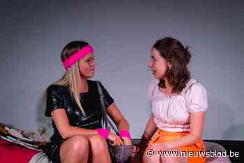 Kelly en Laila vestigen aandacht op tinnitus in theaterstuk voor scholen: “Tuut mag geen taboe zijn”