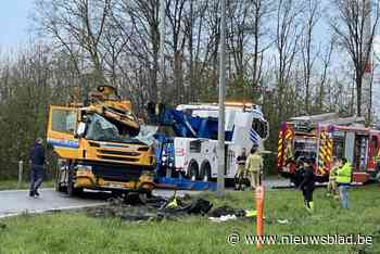 Kolkenzuiger kantelt op oprit naar A12, twee inzittenden afgevoerd met ernstige verwondingen: “Ze hebben veel geluk gehad”
