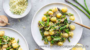 In der Spargelsaison: Schnelle Gnocchi-Pfanne mit grünem Spargel und cremiger Soße