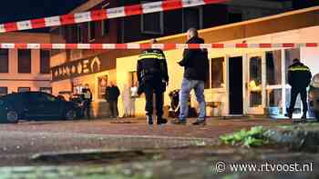 Gooien van explosief gaat helemaal mis, politie zoekt twee mannen