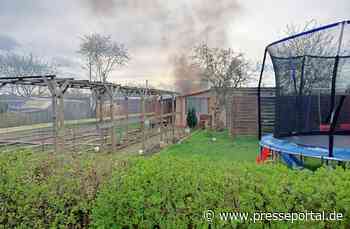 FW Lehrte: Feuerwehrmann bei Gartenlaubenbrand verletzt