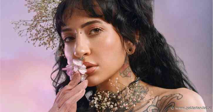 Christina Curry toont volledig zwart getatoeëerde arm in naaktshoot Playboy, moeder Patricia trots