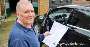 Toon (75) doet niet aan email en nu is hij zijn rijbewijs kwijt: ‘Ze hadden me een echte brief moeten sturen’