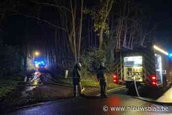 Stacaravan uitgebrand in bos in Zoersel: bewoner (58) met rookintoxicatie naar ziekenhuis